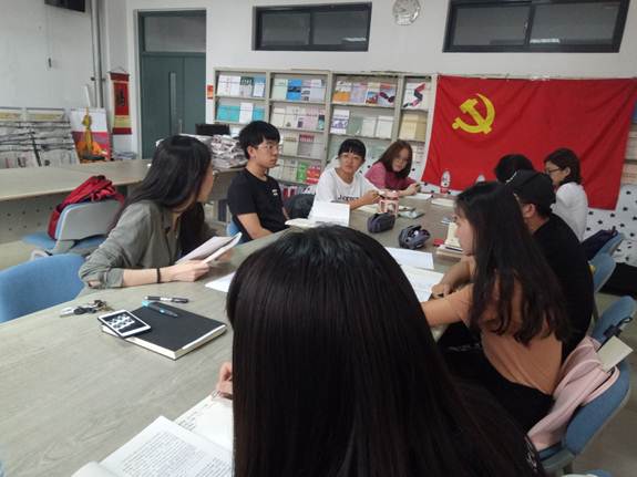 说明:E:\王欣\党务\不忘初心牢记使命主题教育\宣传报道\beat365亚洲版官网党委扎实推进“不忘初心、牢记使命”主题教育活动取得实效\本科一支部集中学习20190919.jpg